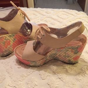 BORN FLOWER PRINTED PLATFORM (BNWT) Great details